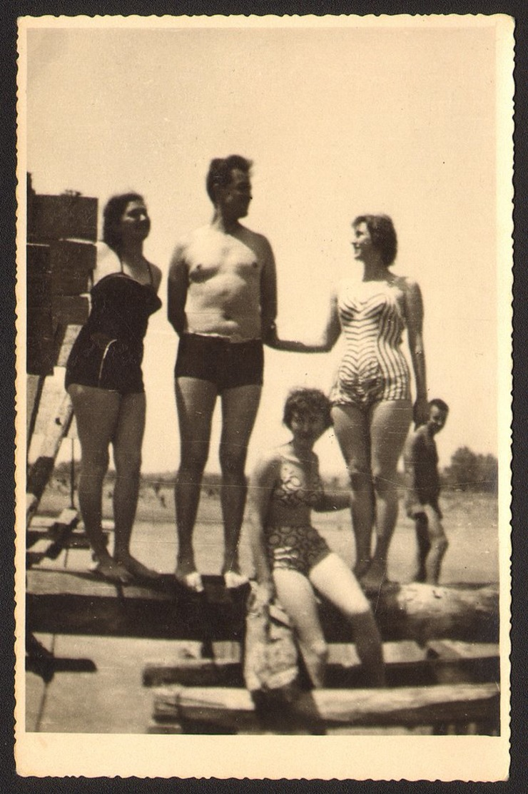 Naked Trunk Man And Three Bikini Women On Beach Old Photo 9x14 Cm #29273 - Personnes Anonymes