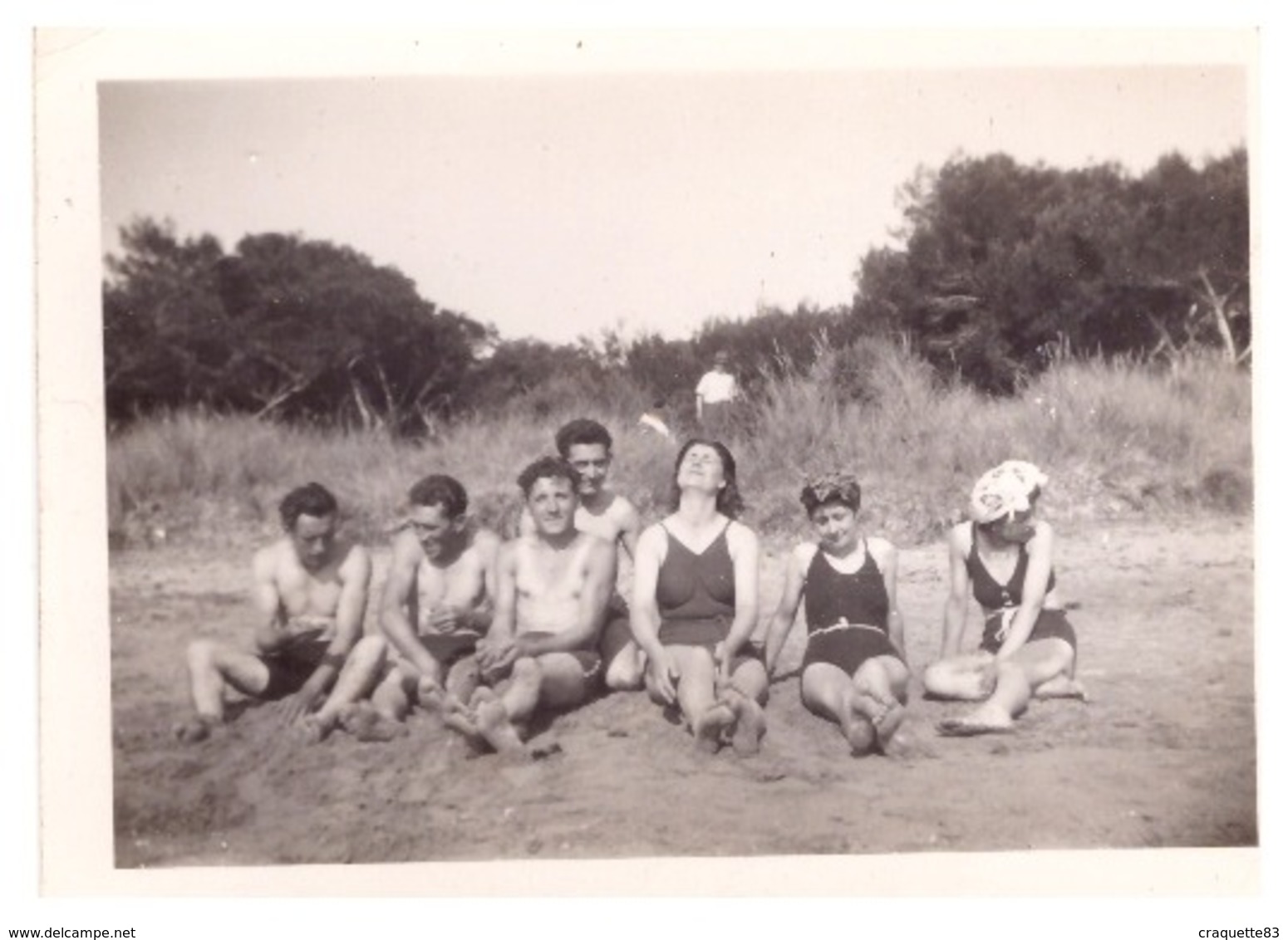 HOMMES ET FEMMES SUR LA PLAGE EN MAILLOT - Personnes Anonymes