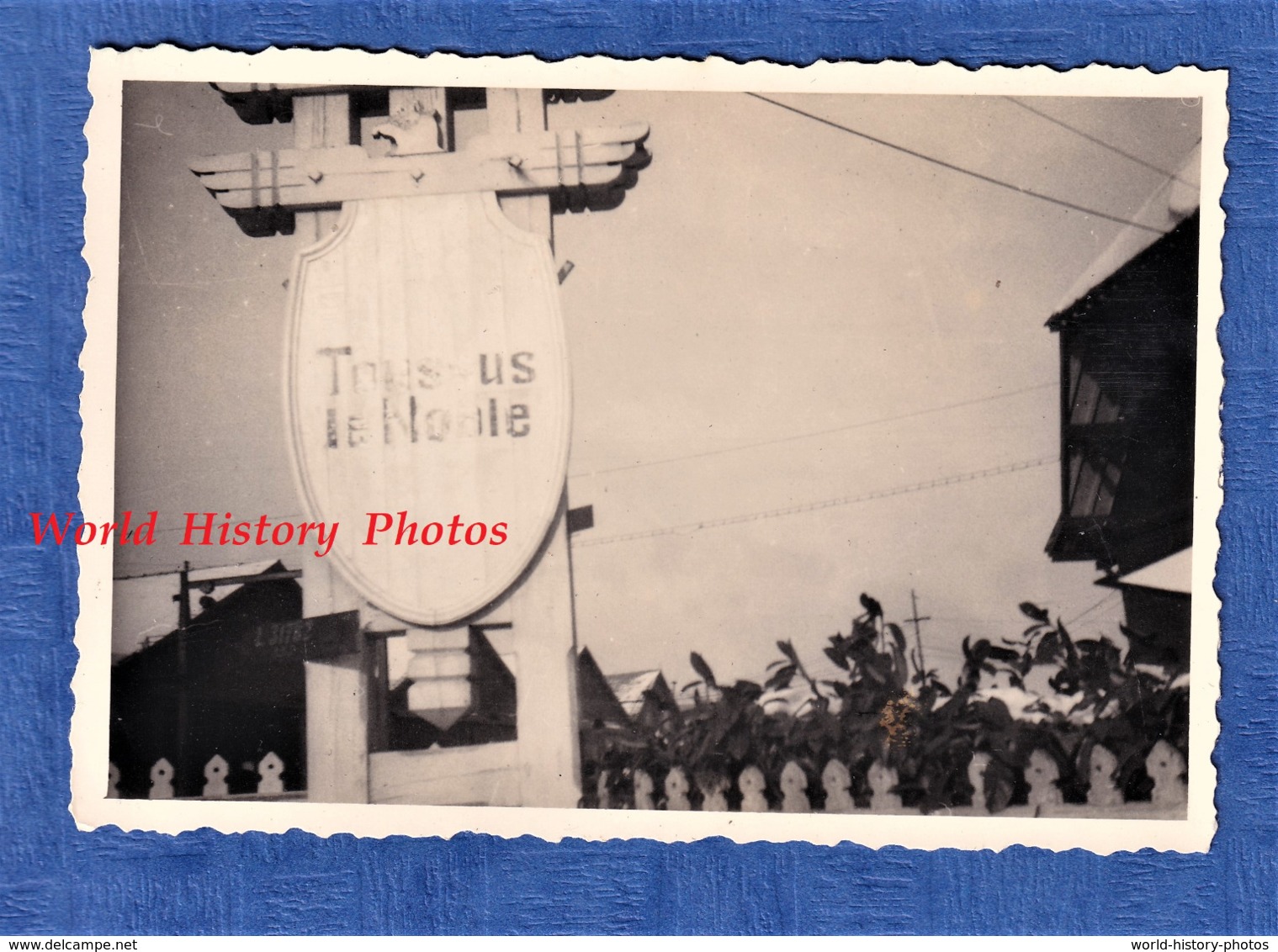 Photo Ancienne D'un Soldat Allemand - TOUSSUS Le NOBLE - Panneau Allemand à L'entrée De L' Aérodrome ?  - TOP RARE WW2 - Aviation