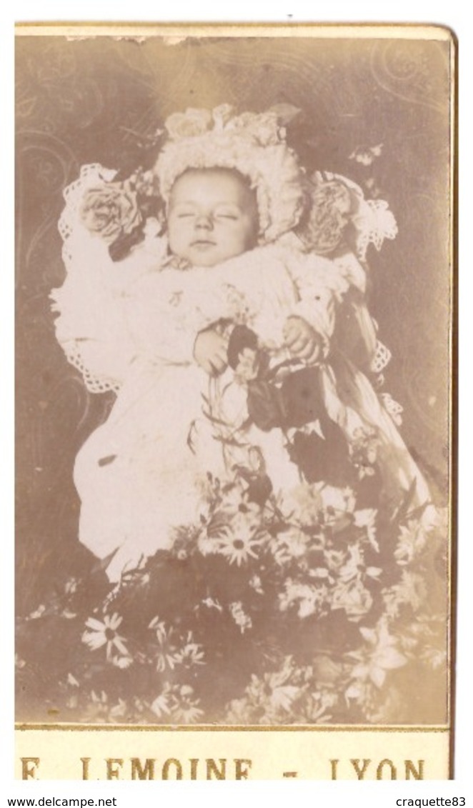 CDV   BEBE MORT EN BLANC DENTELLES  ENTOURE DE FLEURS  PH. LEMOINE LYON - Personnes Anonymes