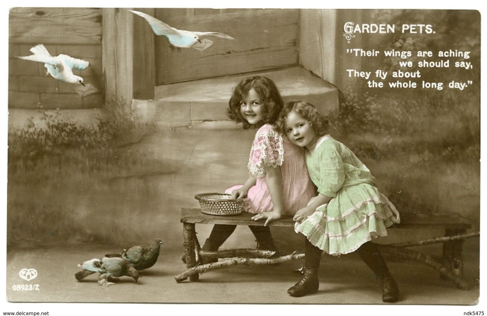 PRETTY GIRLS : GARDEN PETS - FEEDING BIRDS / POSTMARK - WALSHAM LE WILLOWS, SUFFOLK / POSTAGE DUE - 1d - Portraits