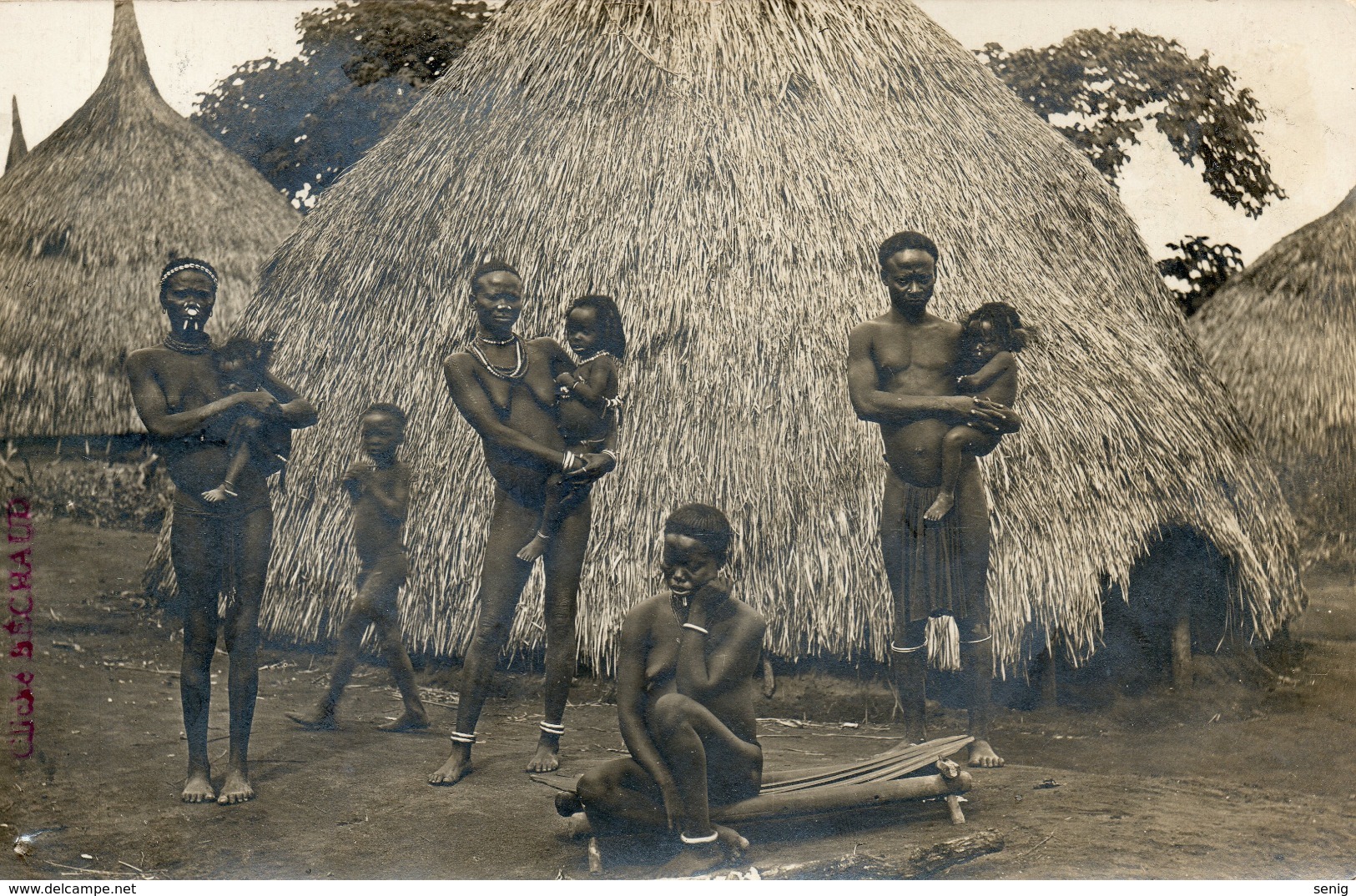 Homme, Femmes, Enfants, Famille Et Architecture Ngbugu (Boubous) Cliché Auguste Béchaud. Carte Photo D'exceptionnelle. - French Congo