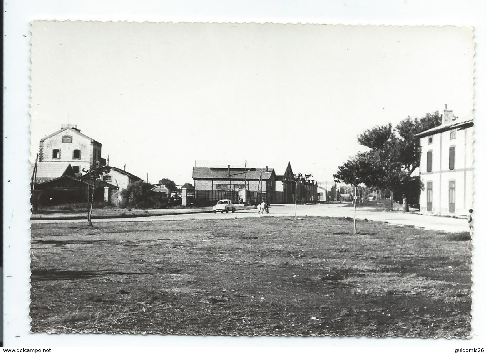 Salin De Giraud  Cpsm Usine Et Place Pechiney - Autres & Non Classés