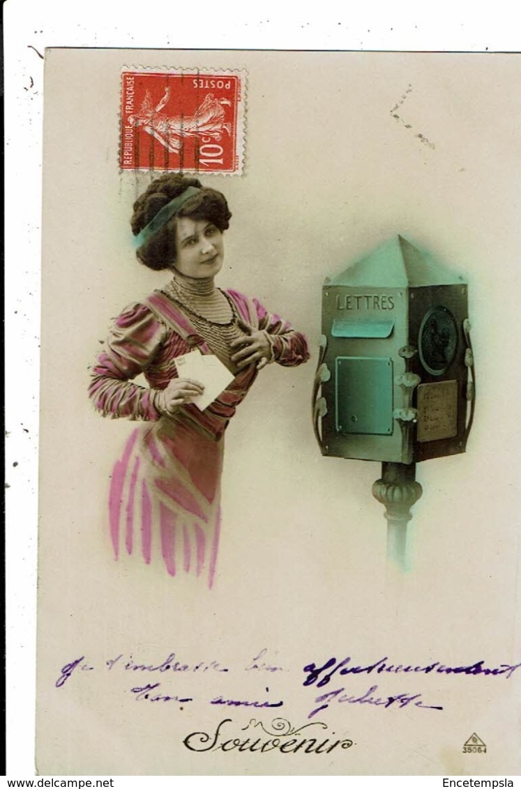 CPA-Carte Postale-France-Souvenir-Une Jeune Dame Postant Son Courrier VM7812 - Autres & Non Classés