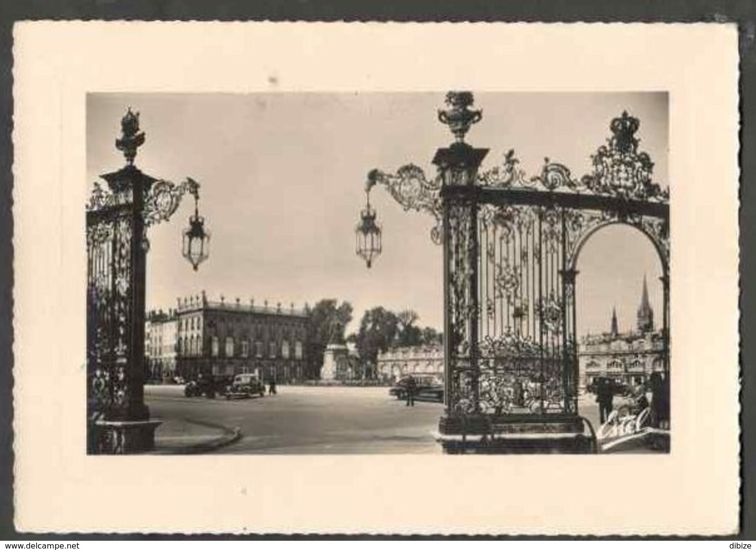 CPSM. Les Merveilles De France. Nancy. La Place Stanislas. Les Grilles De Jean Lamour. Vielles Voitures. Etat Moyen. Pli - Monumenten