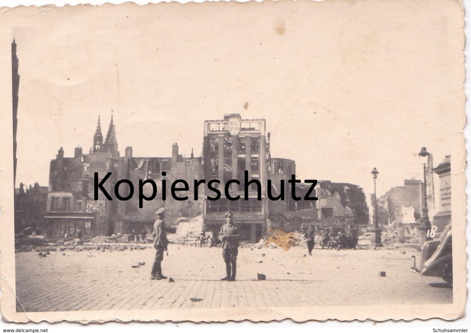 Originalfoto Von Dunkerque Aus Dem 2. Weltkrieg -deutsche Soldaten Vor Dem Zerstörten Hotel Cattoen- - Lieux