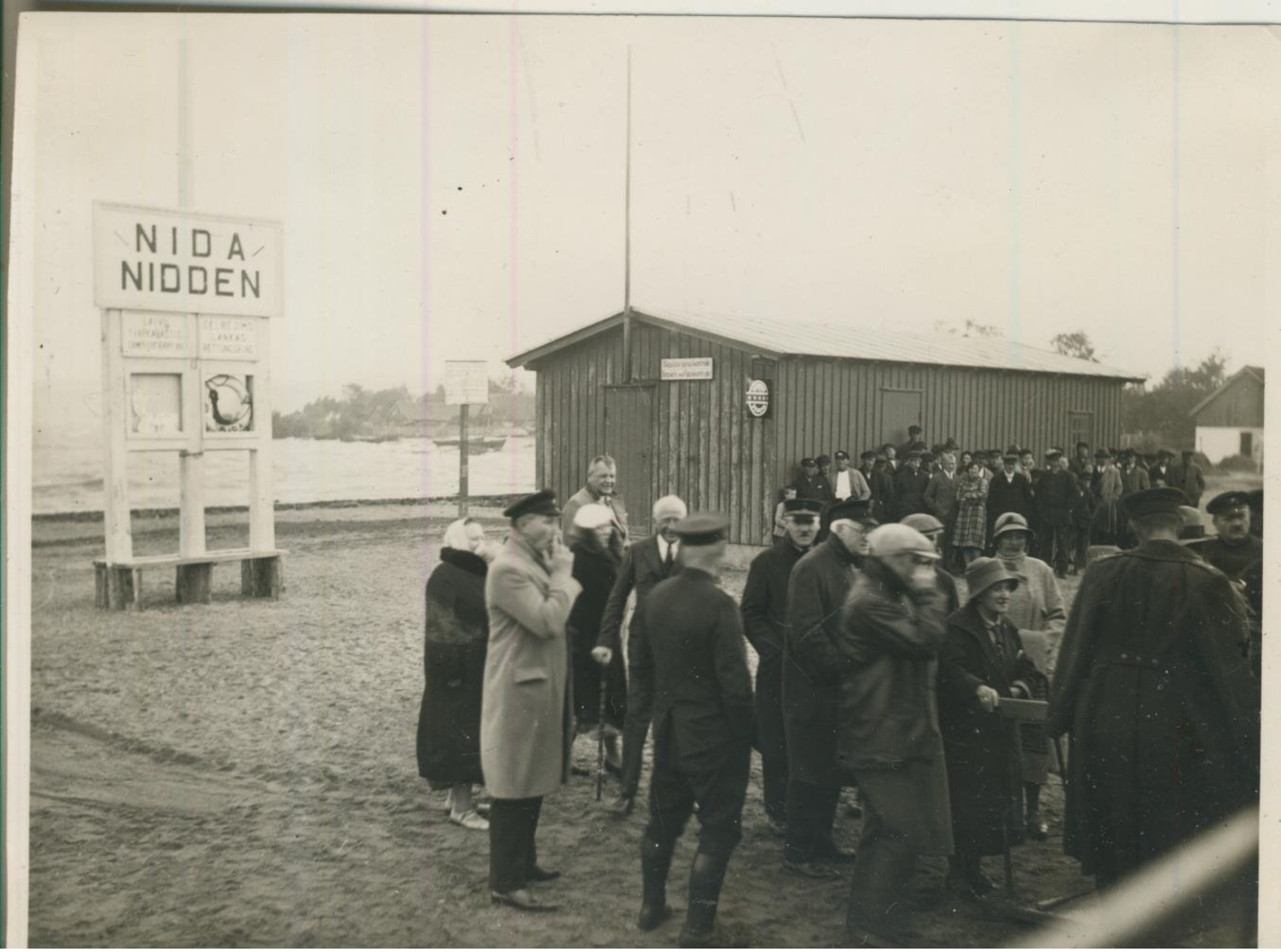 Nidden V. 1934  Personen Warten Auf Die Fischkutter   (57852) - Lithuania