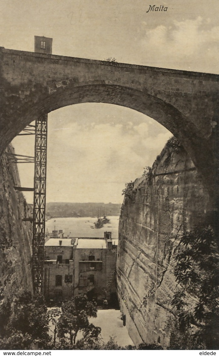 Malta  Bridge Near The Harbour . War Ship - Malte