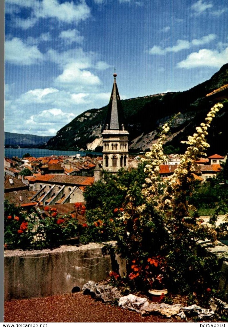 01 NANTUA STATION ESTIVALE VUE GENERALE  ET LE LAC  AU PREMIER PLAN L'EGLISE SAINT-MICHEL - Nantua