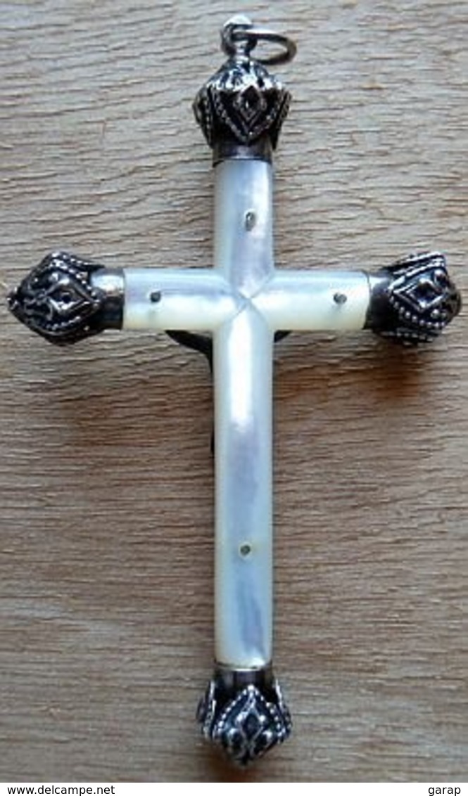 CROIX-001 Superbe Croix Ancienne De Communion En Nacre Aux Extrêmités En Ag (poinçon) Finement Ouvragées - Godsdienst & Esoterisme