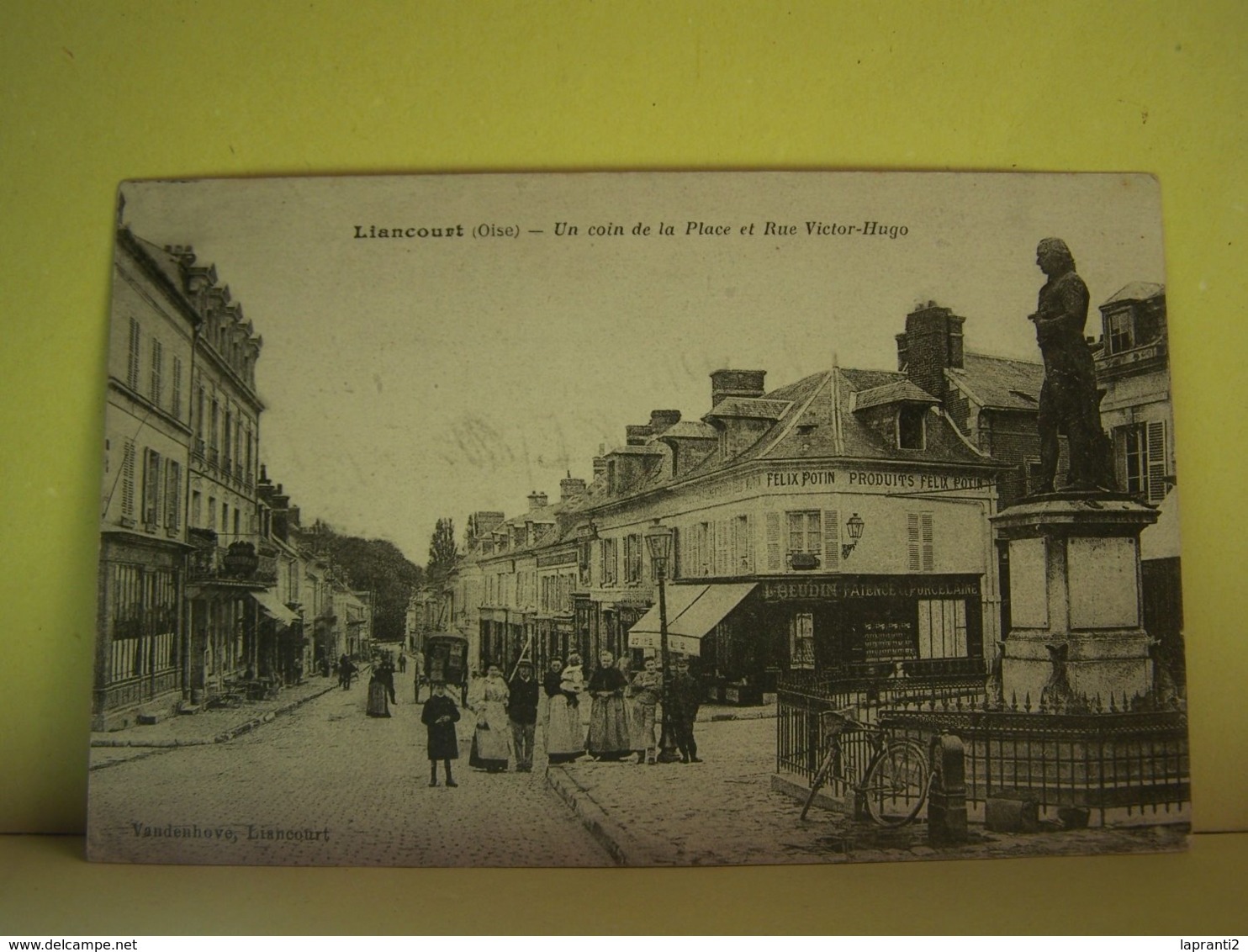 LIANCOURT (OISE) LES COMMERCES. LES MAGASINS. LES ATTELAGES. UN COIN DE LA PLACE ET RUE VICTOR-HUGO. - Liancourt