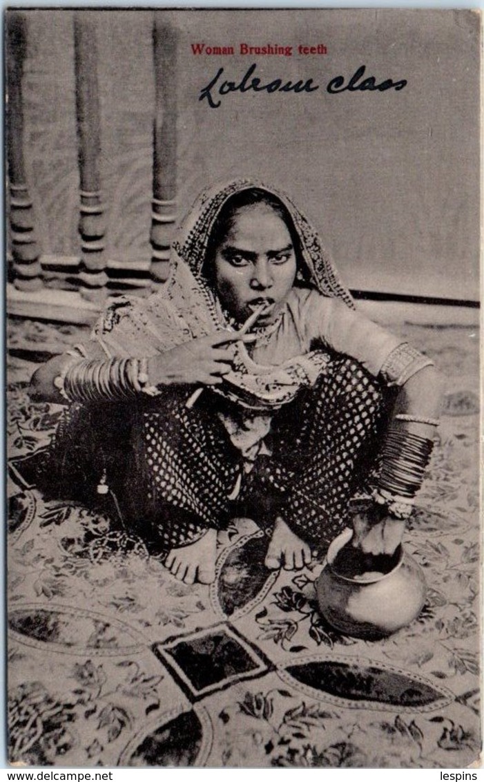 ASIE  - INDE - Woman Bruhing Tteth - Indien