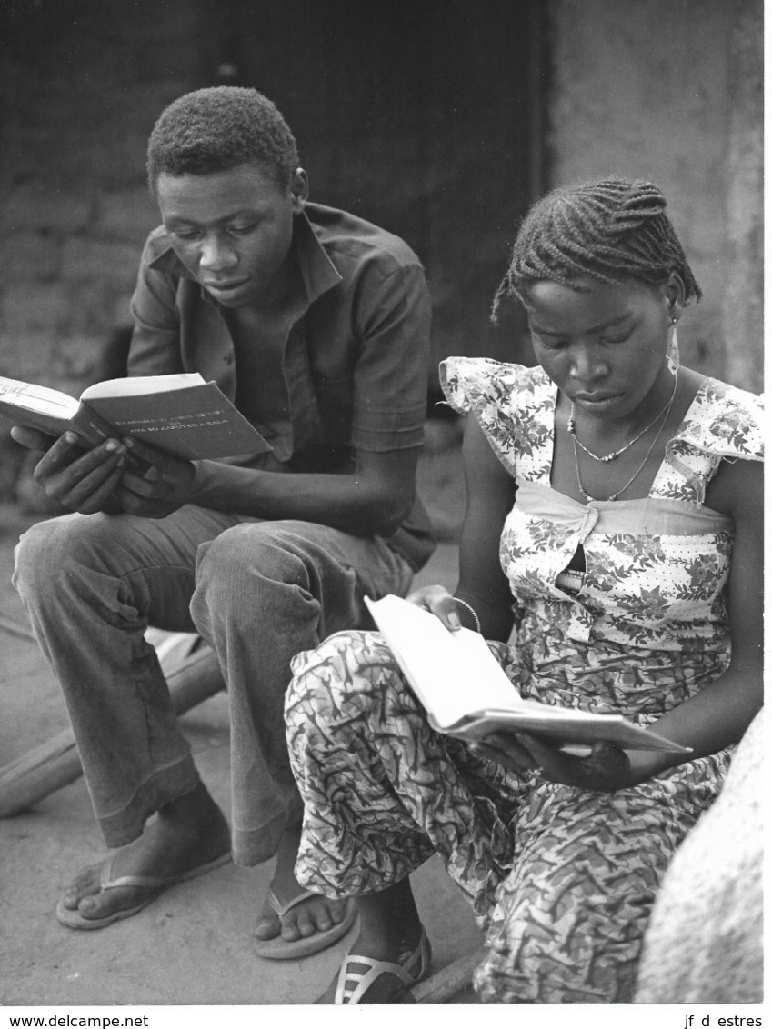 Photo R. Centrafricaine. Jeune Ménage Chrétien Participant à Une Veillée Biblique 1980  Photo Vivant Univers - Afrika