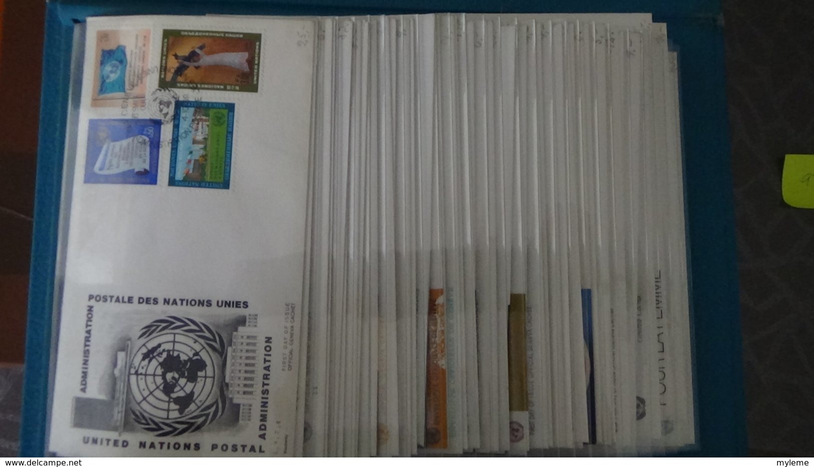 Très Belle Collection De 98 Enveloppes 1er Jour Des NATIONS UNIES Dans Son Présentoir D'origine. - Collections (en Albums)