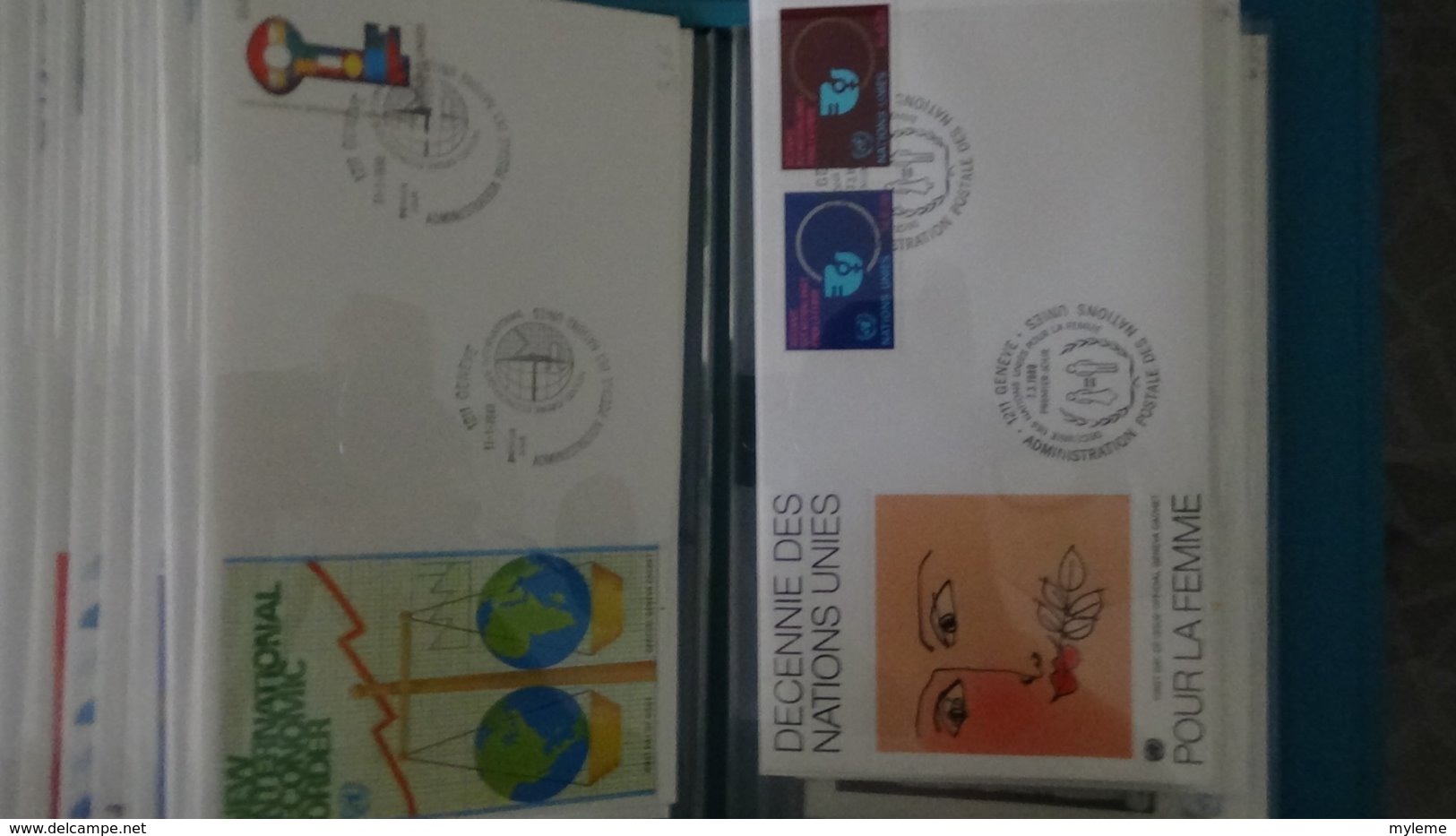 Très belle collection de 98 enveloppes 1er jour des NATIONS UNIES dans son présentoir d'origine.