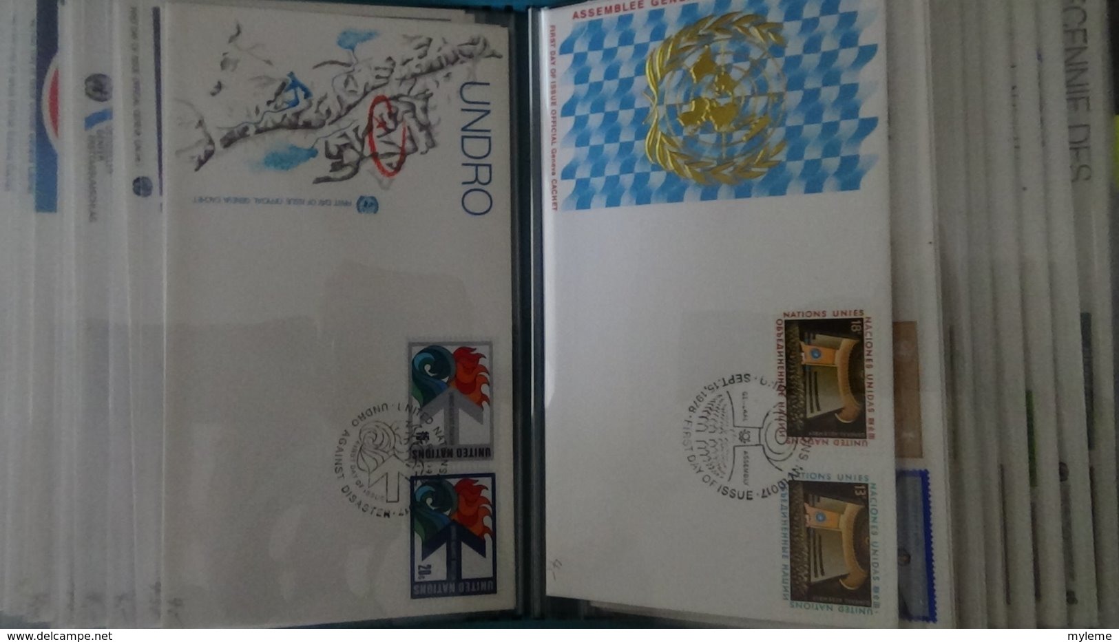 Très belle collection de 98 enveloppes 1er jour des NATIONS UNIES dans son présentoir d'origine.