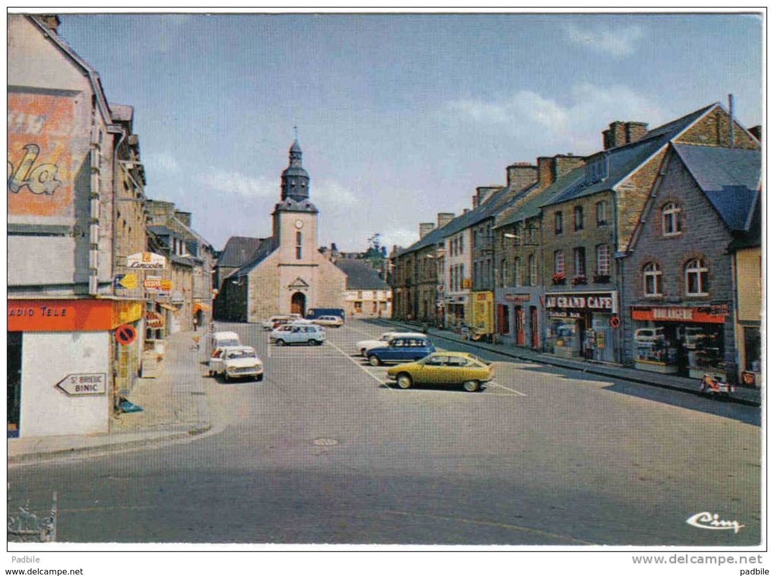 Carte Postale 22. Châtelaudren  Les Commerces De La Grande-Place 4L Renault  GS Citroën Trés Beau Plan - Châtelaudren