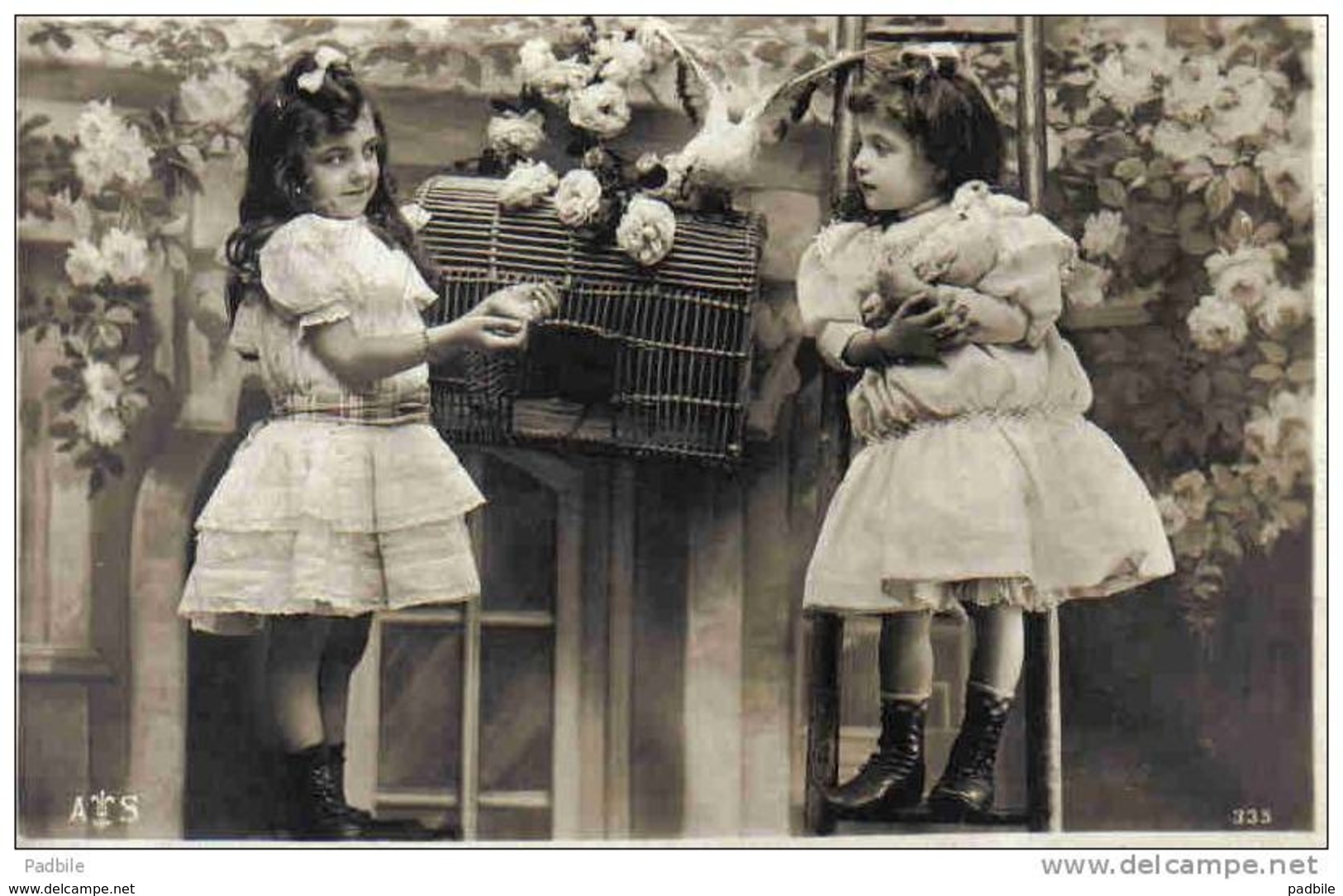 Carte Postale Enfants  Petites Filles Ouvrez  La Cage  Aux Oiseaux  Pigeons  Trés  Beau Plan - Autres & Non Classés