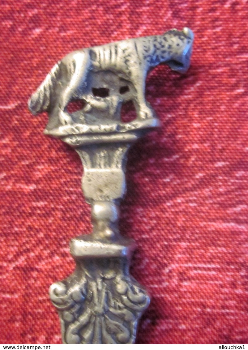 Ouvre-lettres En  Métal Bronze Ou Cuivre Jaune à Déterminer ? Bureau (objets Liés)  Ciselé + Déco Une Louve  Loup ? - Letter-opener