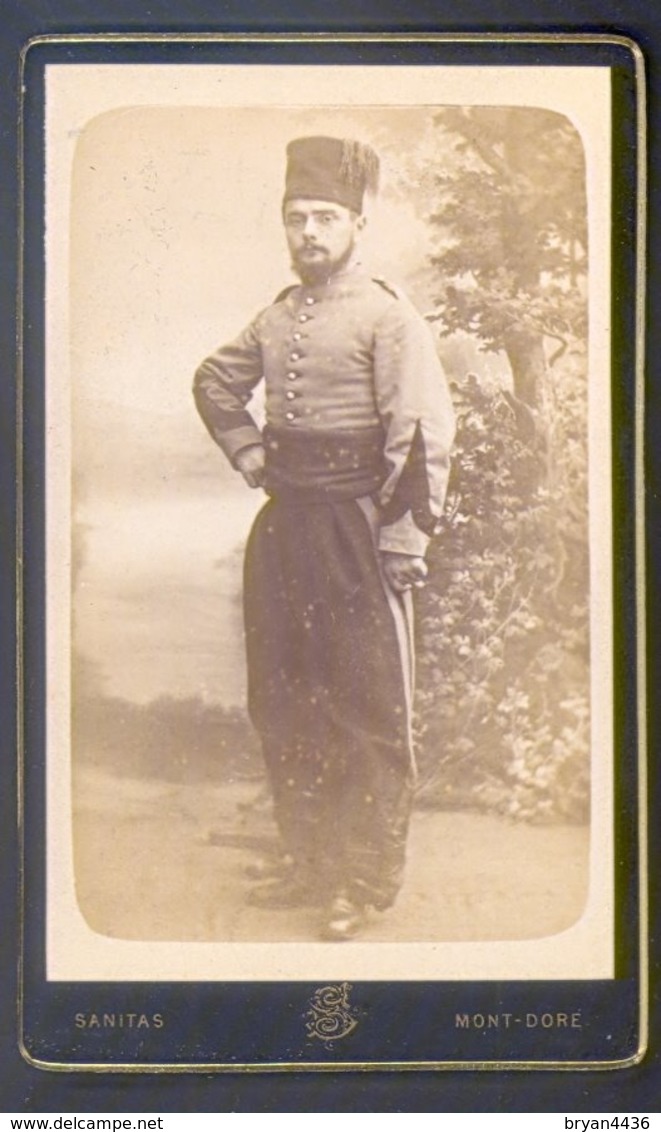 PHOTOGRAPHIE CDV - EPOQUE NAPOLEON III - SOLDAT COLONIAL - PHOTOGRAPHE : SANITAS Au MONT-DORE - Guerre, Militaire