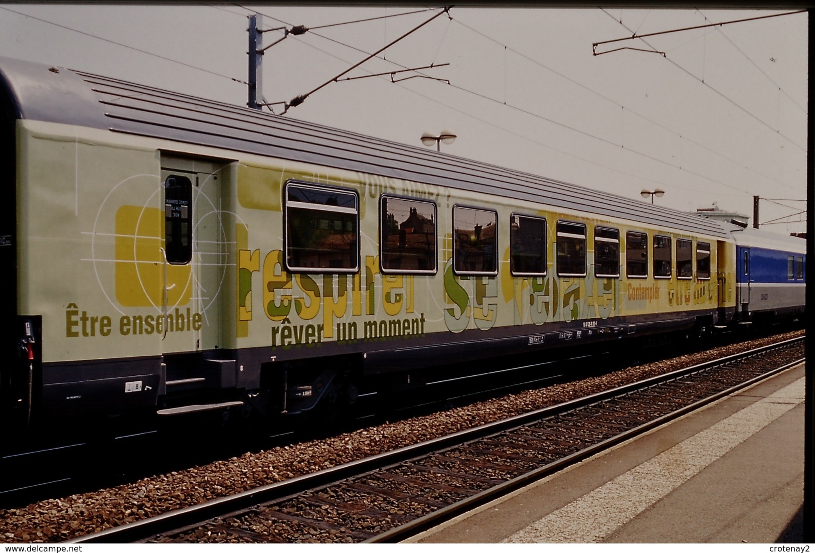 Photo Diapo Diapositive Slide Wagon Voitures Voyageurs Nouveaux Trains SNCF Le 21/06/2000 VOIR ZOOM - Diapositives