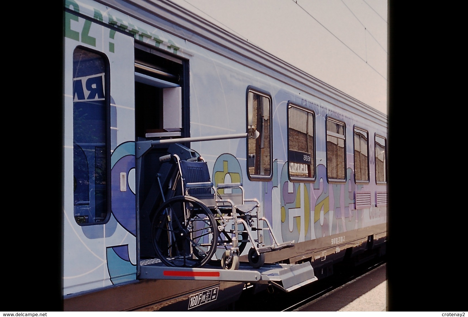 Photo Diapo Diapositive Slide Wagon Voitures Nouveaux Trains SNCF Avec Elévateur Pour Handicapés Le 21/06/2000 VOIR ZOOM - Dias