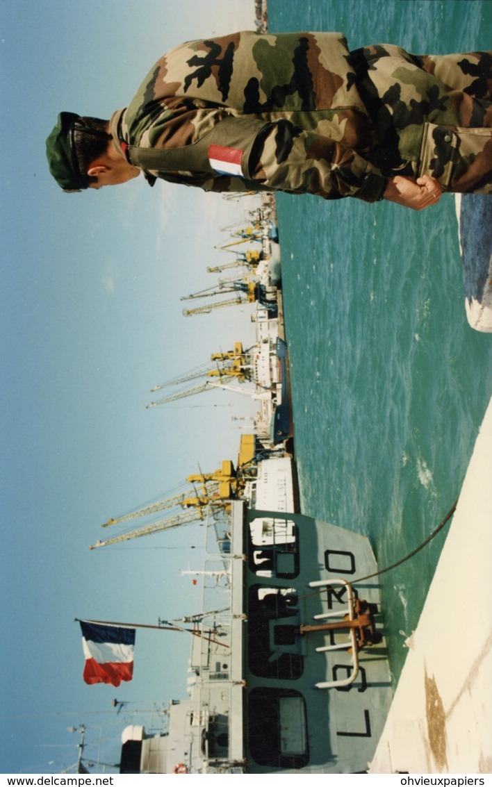 Opération  ALBA   En  ALBANIE  Le Transporteur  CHAMPLAIN  Dans Le Port De DURRES  En 1997 - Guerre, Militaire