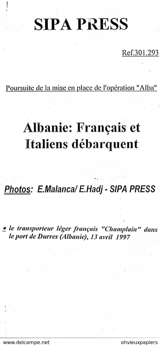 Opération  ALBA   En  ALBANIE  Le Transporteur  CHAMPLAIN  Dans Le Port De DURRES  En 1997 - Guerre, Militaire