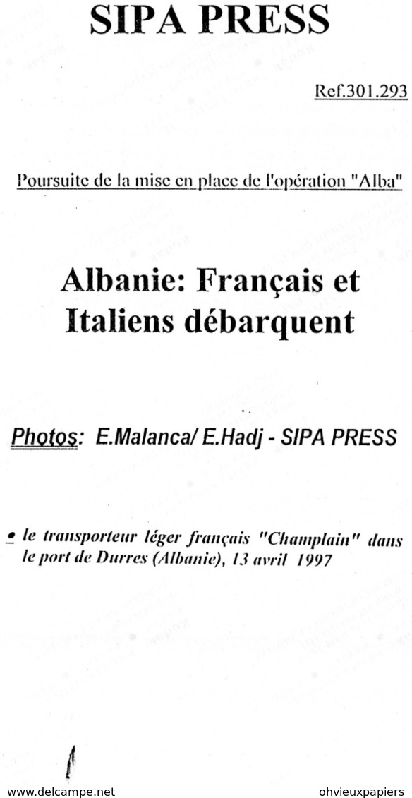 Opération  ALBA   En  ALBANIE  Le Transporteur  CHAMPLAIN  Dans Le Port De DURRES  En 1997 - Guerre, Militaire