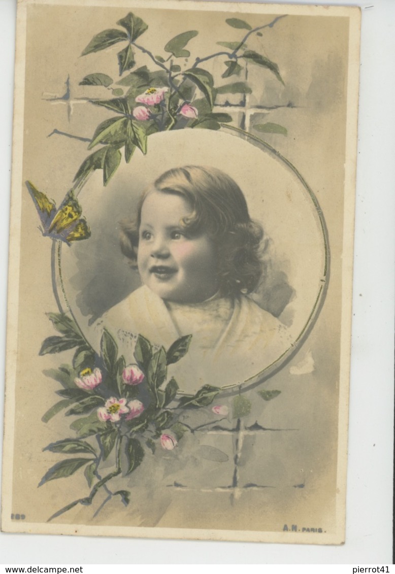 ENFANTS -  Jolie Carte Fantaisie Portrait Enfant Dans Cadre Avec Fleurs Et Papillon - Portraits