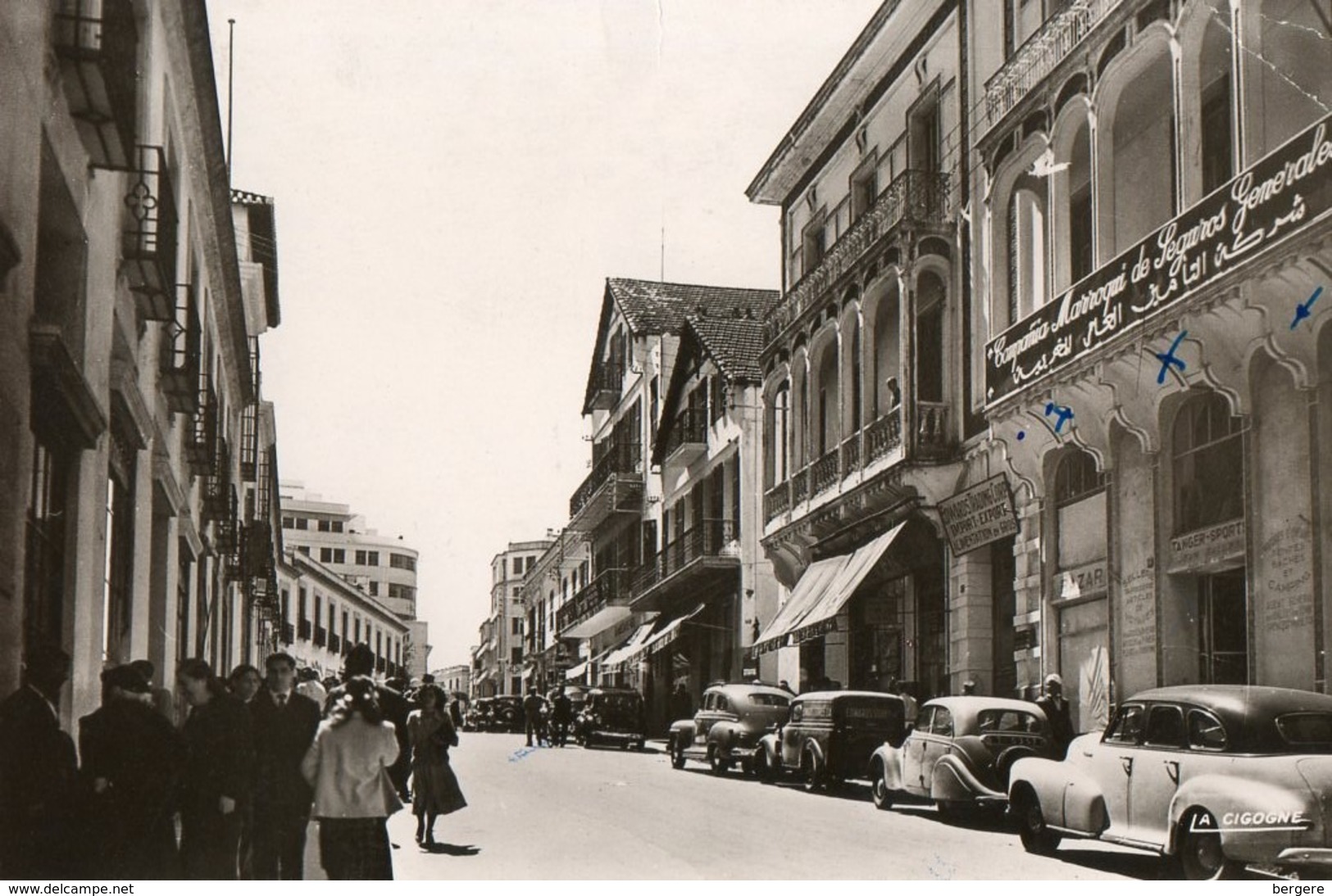 Maroc. CPSM. TANGER.  La Rue Du Statut. Voitures Anciennes, Américaine.  1954. - Tanger