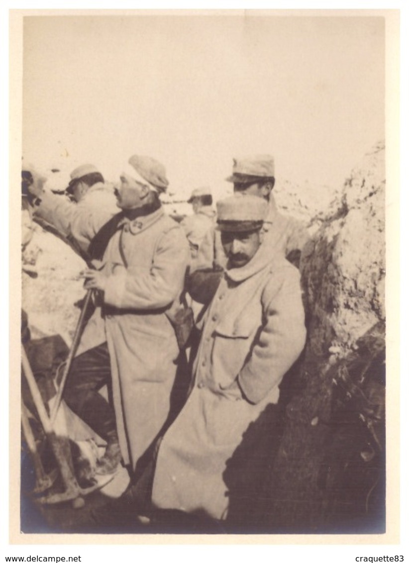 SOLDATS  DANS LA TRANCHEE   1914.18  PHOTO SEPIA - Guerre, Militaire