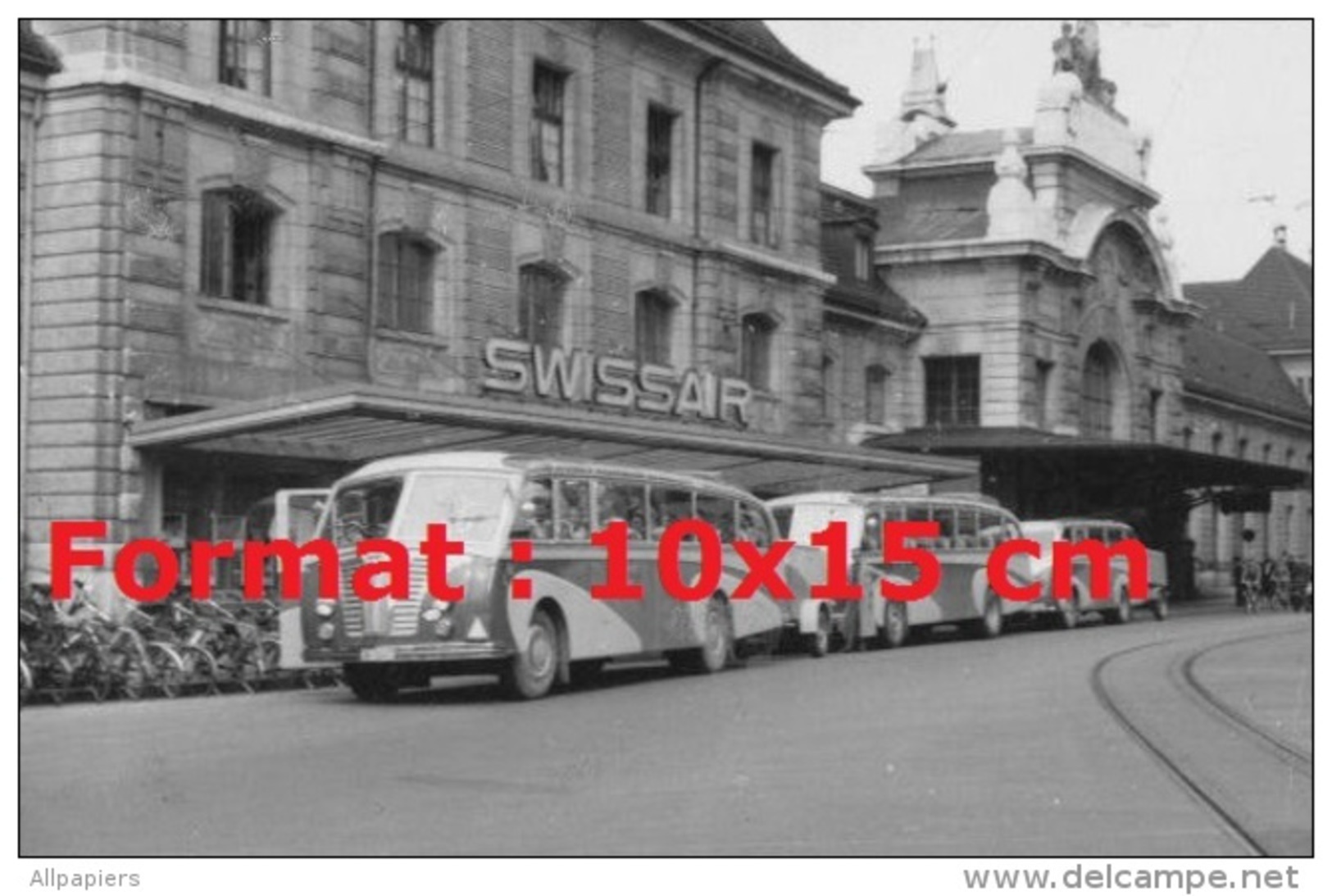Reproduction Photographie D'ancien Bus Saurer De La Swissair Garés Devant Leur Bâtiment - Autres & Non Classés