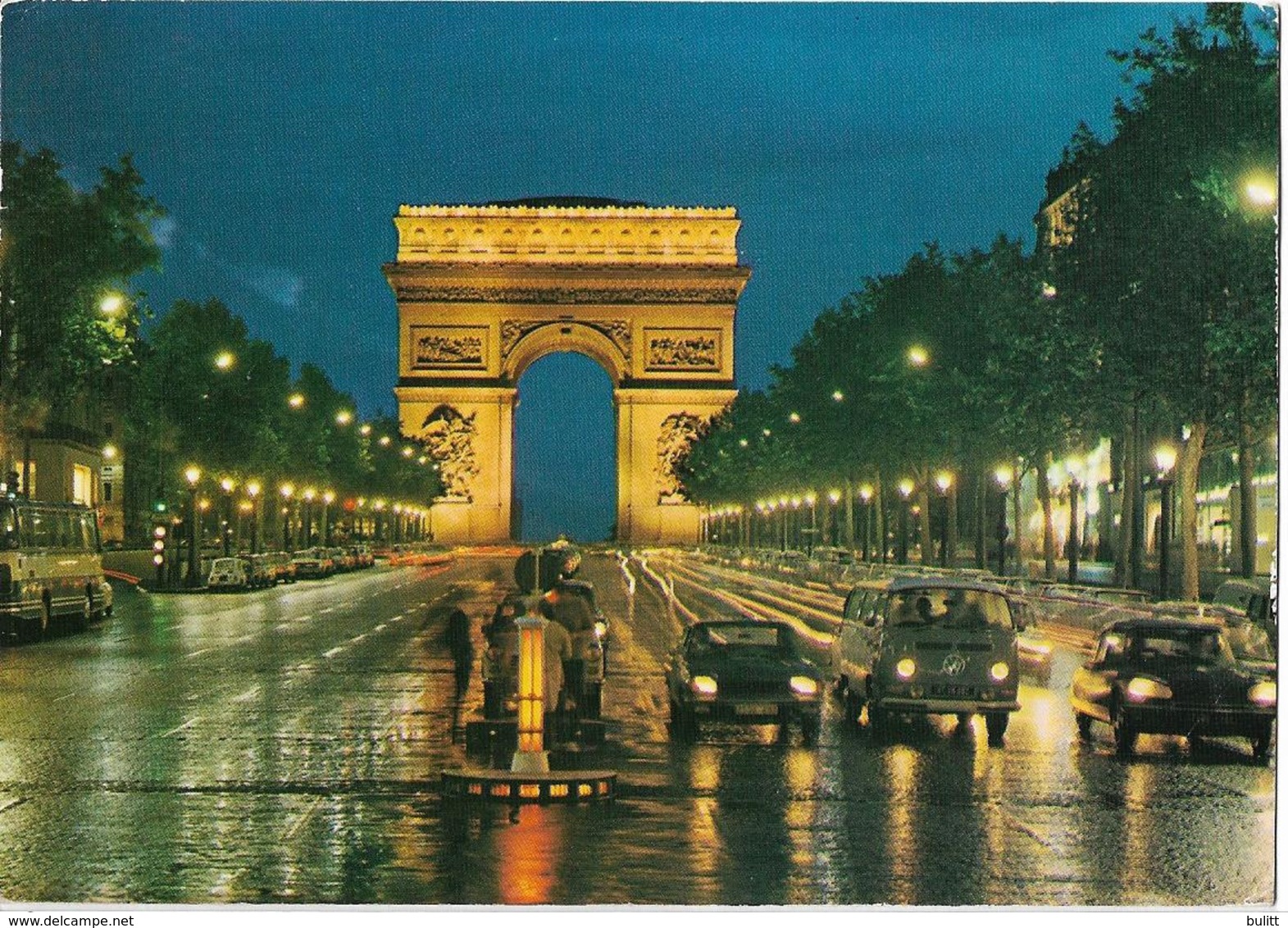 PARIS - Les Champs Elysées Et L'Arc De Triomphe Illuminé - Voiture : Citroen DS - Et Autres - Champs-Elysées