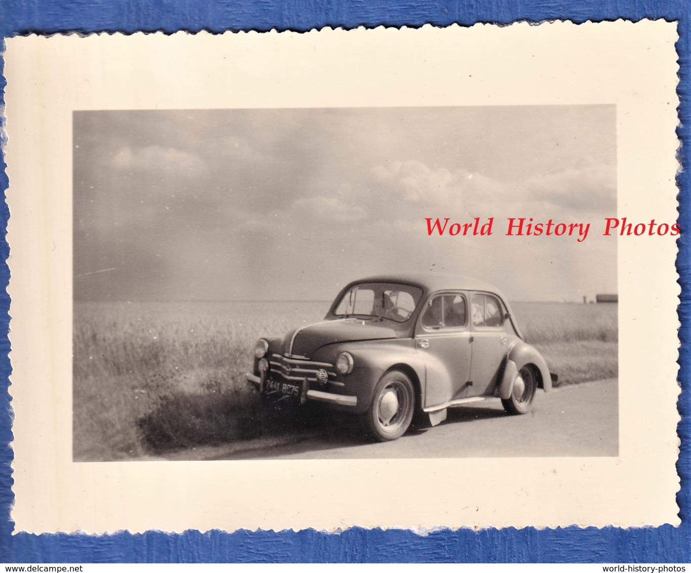 Photo Ancienne Snapshot - Belle Automobile RENAULT 4CV - Auto Carrosserie Calandre Nuage - Automobiles