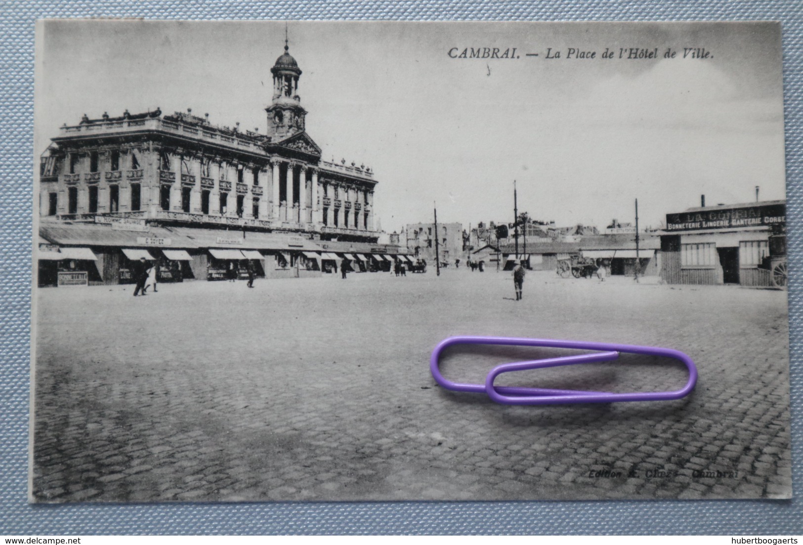 CAMBRAI : La Place De L'hôtel De Ville - Cambrai