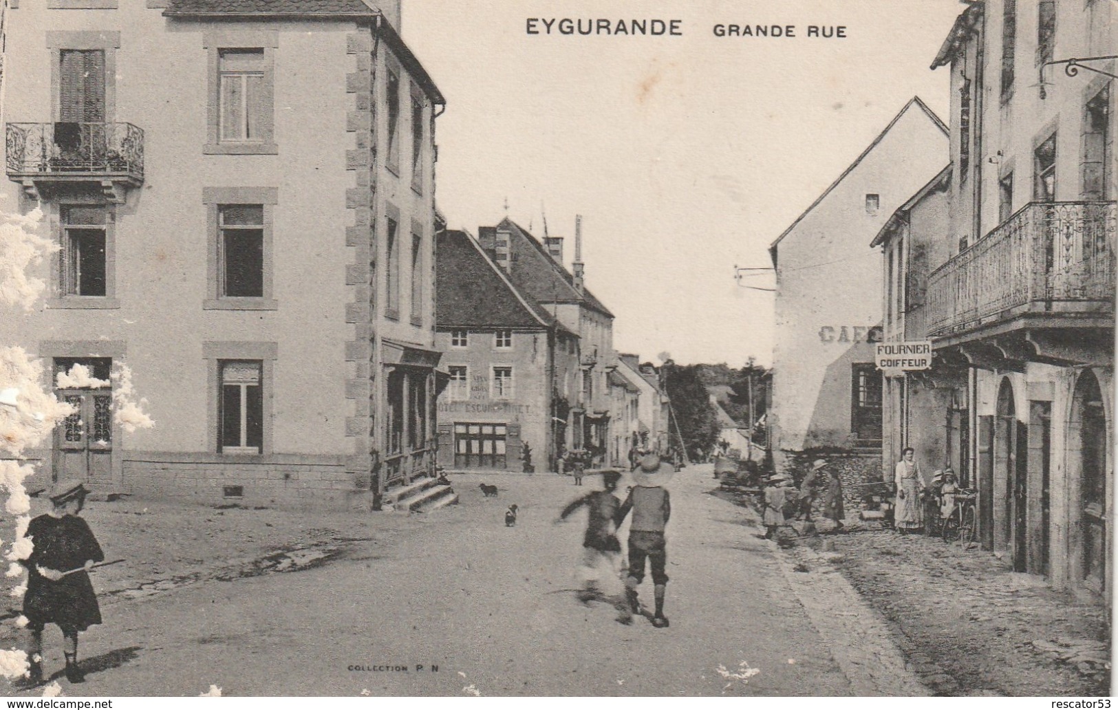 Rare Cpa Eygurande La Grande Rue Animée Avec Enfants Et Coiffeur Fournier - Eygurande