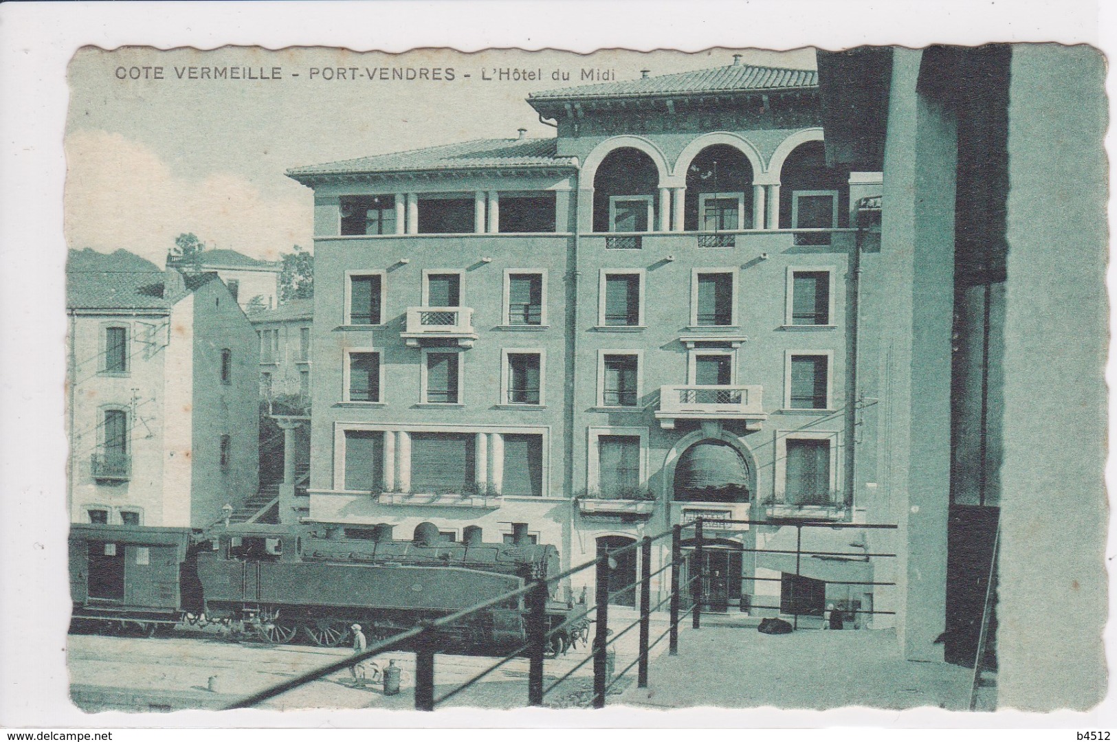 66 PORT VENDRES  L'hôtel Du Midi ,façade Avec Train  , Locomotive à L'arrêt - Port Vendres