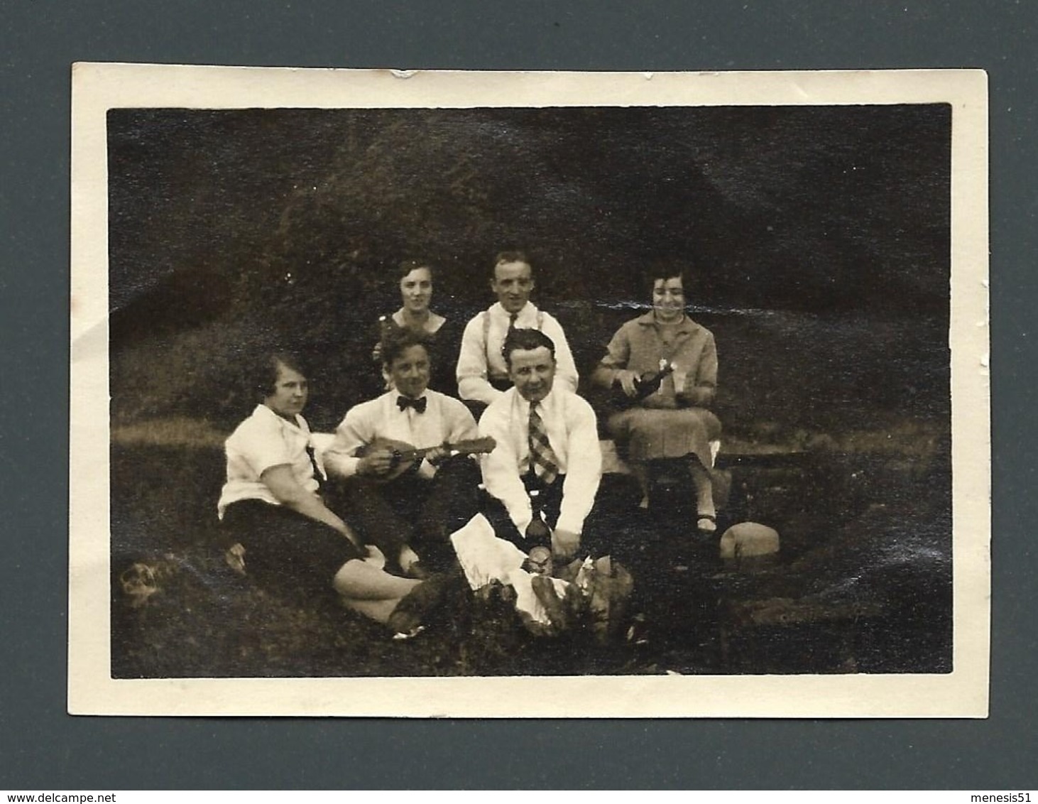 Photo Ancienne Pause Casse Croûte Au BOIS DE BOULOGNE Avec Du Vin Du Saucisson Et Un Joueur De Banjo En 1927 - Autres & Non Classés