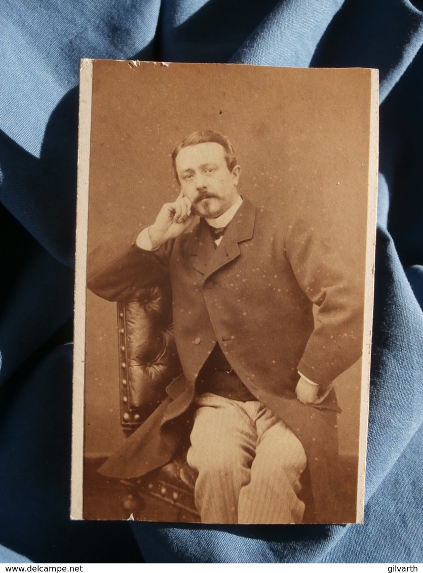 Photo CDV Pierre Petit à Paris - Homme Assis, Pose Pensif, Second Empire Datée 1864 L470 - Old (before 1900)
