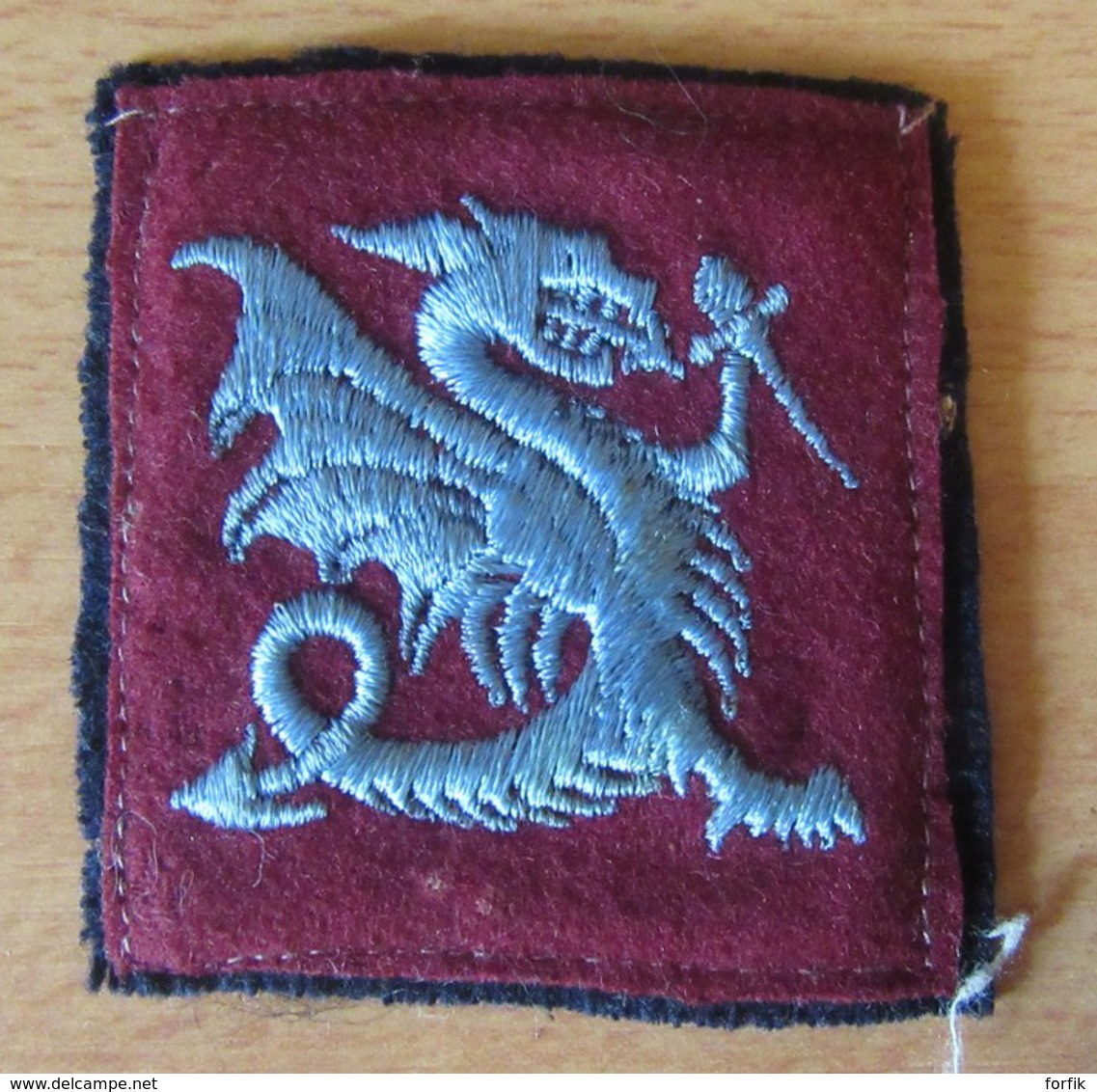 France - Ecusson Militaire En Tissu - 1er RPIMA (Régiment De Parachutistes) - Chimère Tenant Une épée - Patches