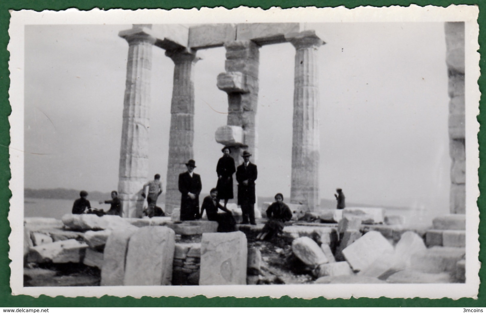 B-39430 SOUNION 1940s. Temple Of Poseidon / Vacationers. Photo. - Anonymous Persons