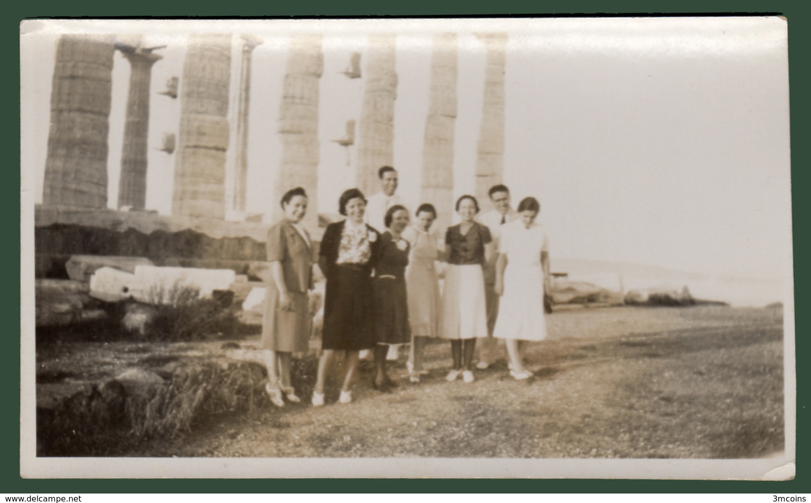 B-39433 SOUNION 1940s. Temple Of Poseidon / Vacationers. Photo. - Anonymous Persons