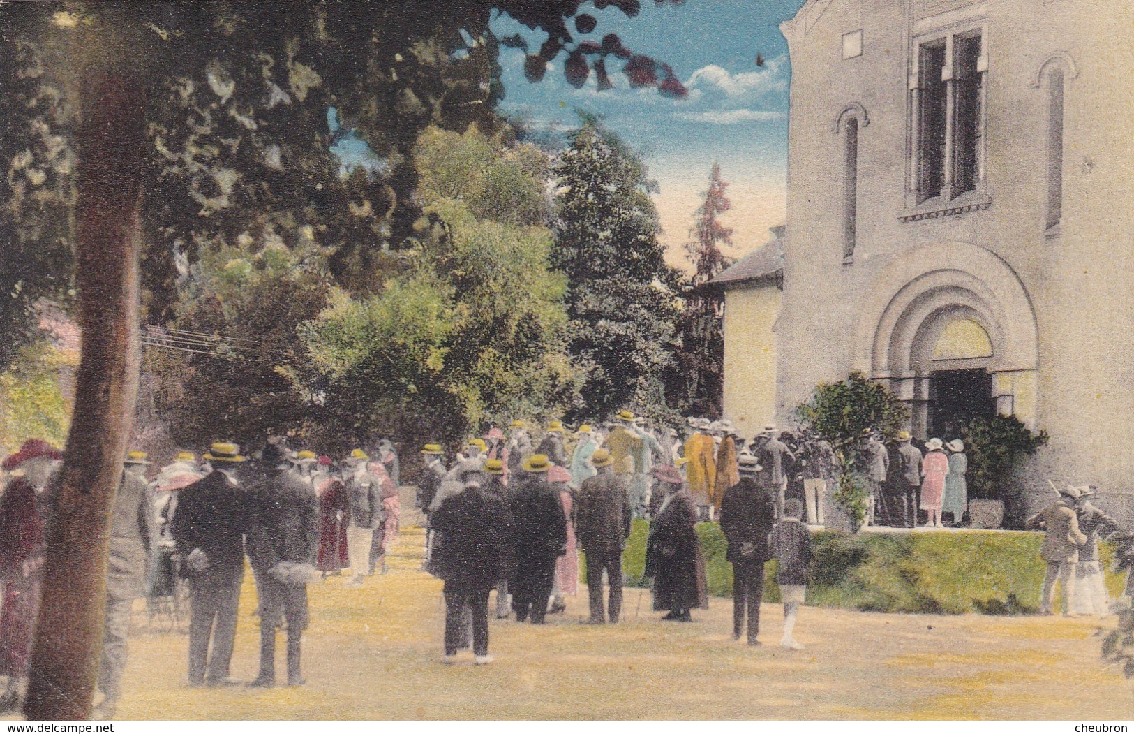 88. VITTEL. CPA COLORISÉE . ANIMATION. LA CHAPELLE CATHOLIQUE - Vittel