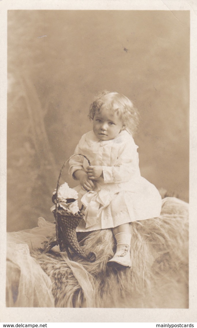 AS97 Children - Young Girl With A Basket - Groupes D'enfants & Familles