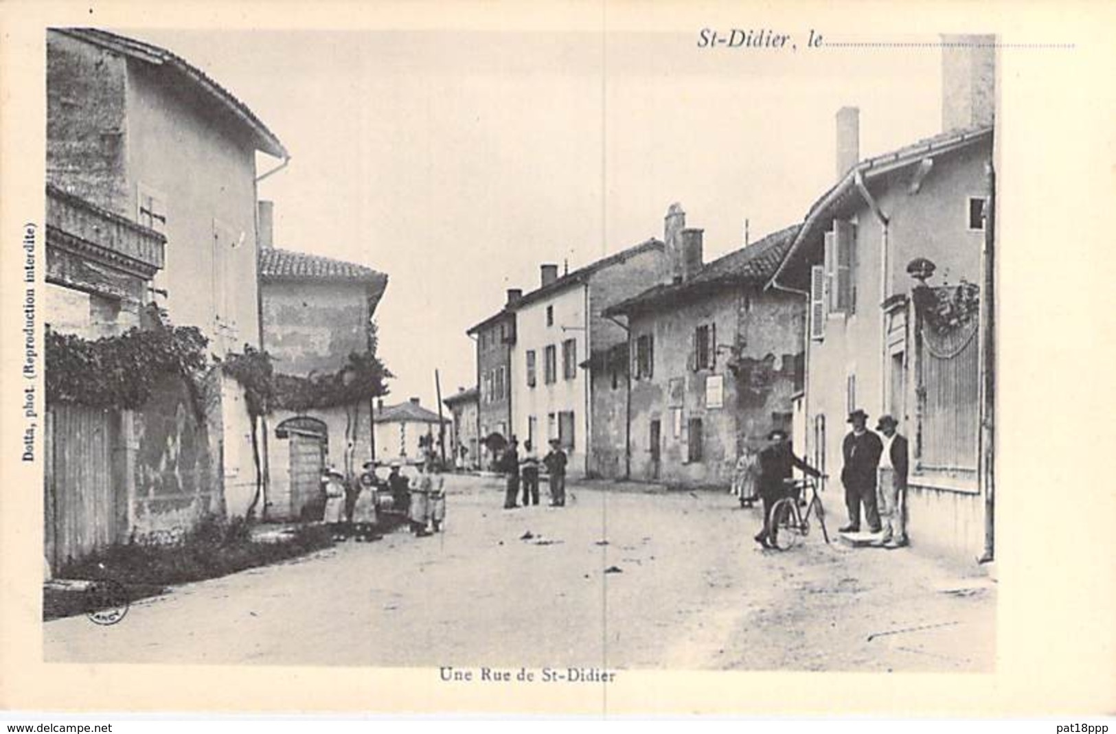 01 - SAINT DIDIER SUR CHALARONNE - Une Rue Du Village ( Bonne Animation ) CPA Village ( 2.830 Habitants) - Ain - Non Classés