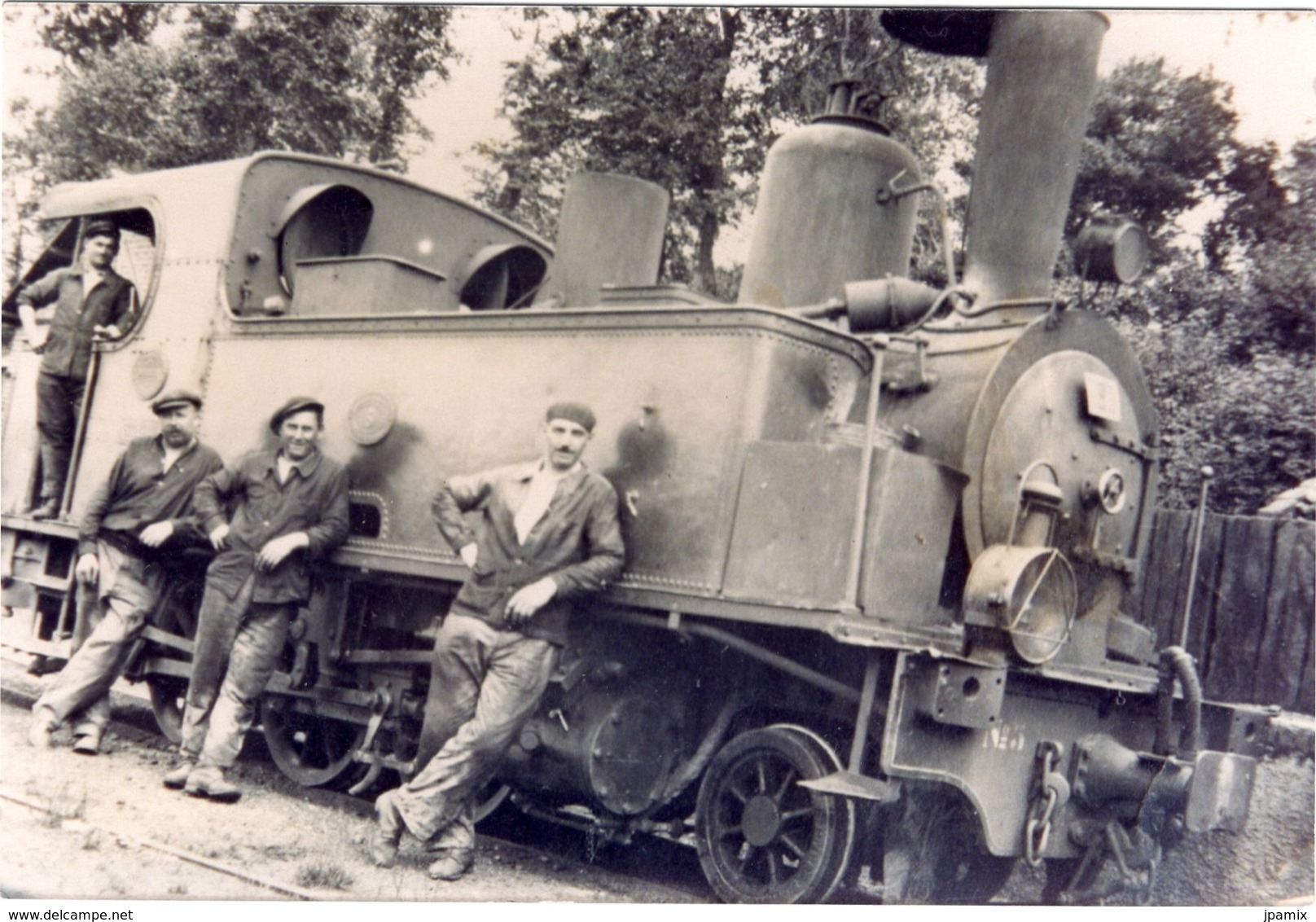 Photo : Belle Locomotive Ancienne Avec Cheminots - Trains