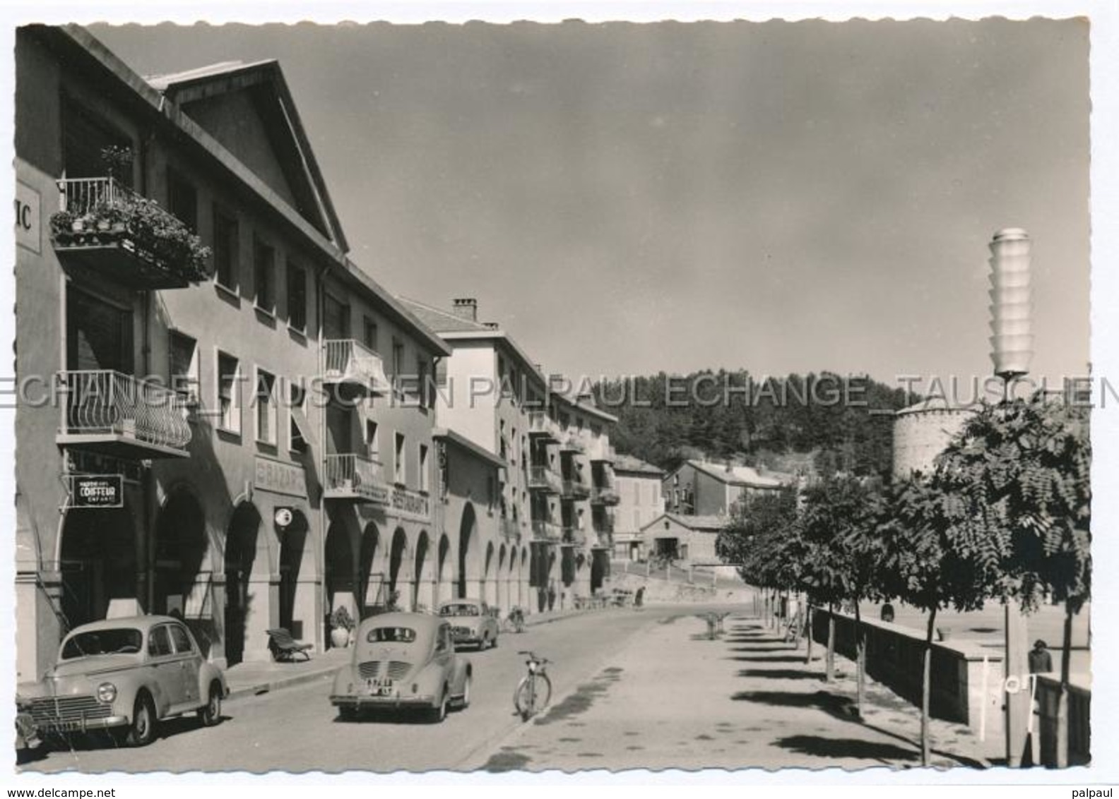 Sisteron Voitures Anciennes Automobile Oldtimer COIFFEUR - BAZAR - HOTEL - Rue Des Arcades - Sisteron