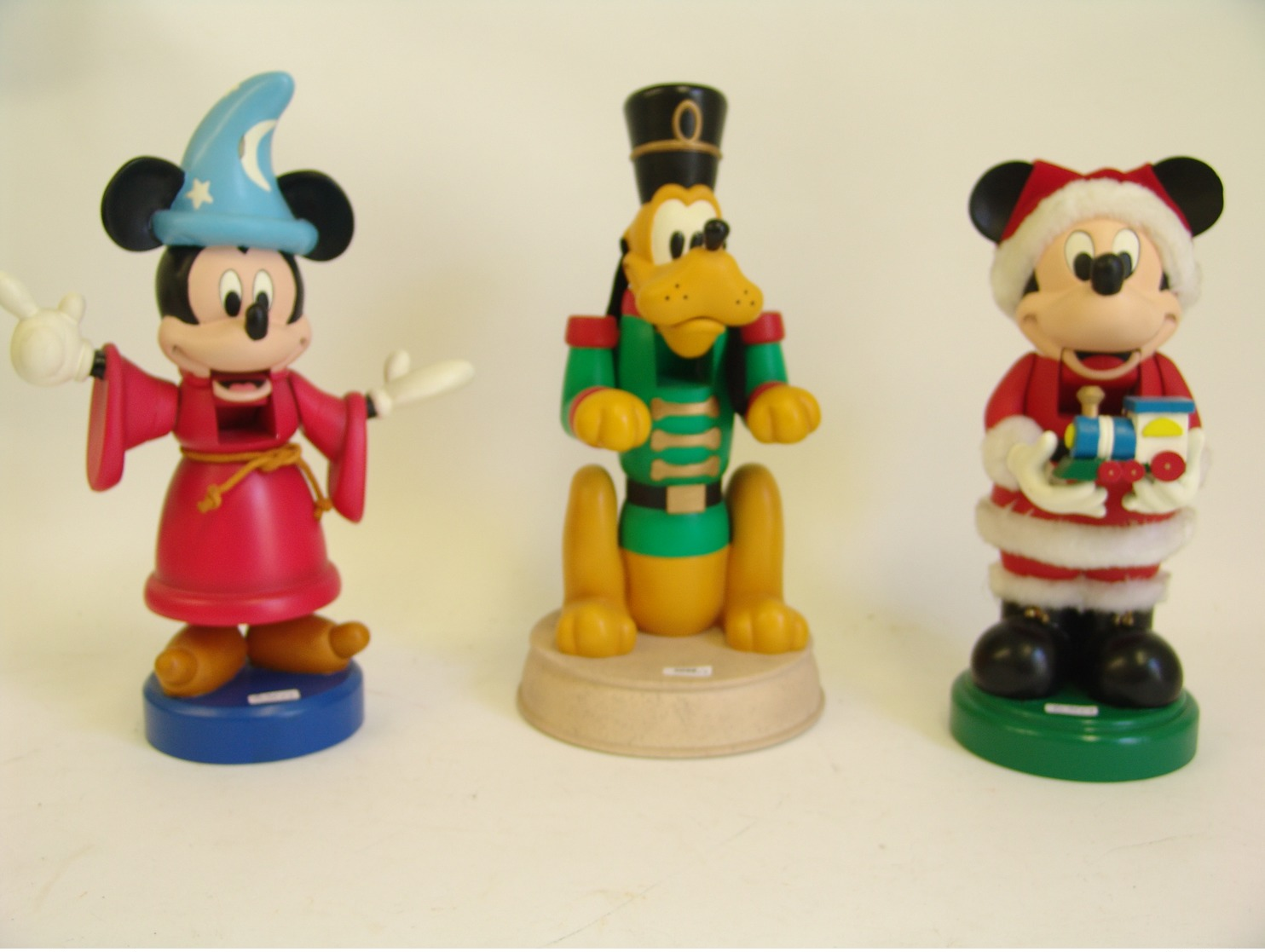 Ensemble De Trois Casse-noix Disney: Pluto, Mickey Magicien Et Mickey Père Noël. Résine Et Bois, Hauteur: 35 Cm. Bon éta - Otros & Sin Clasificación