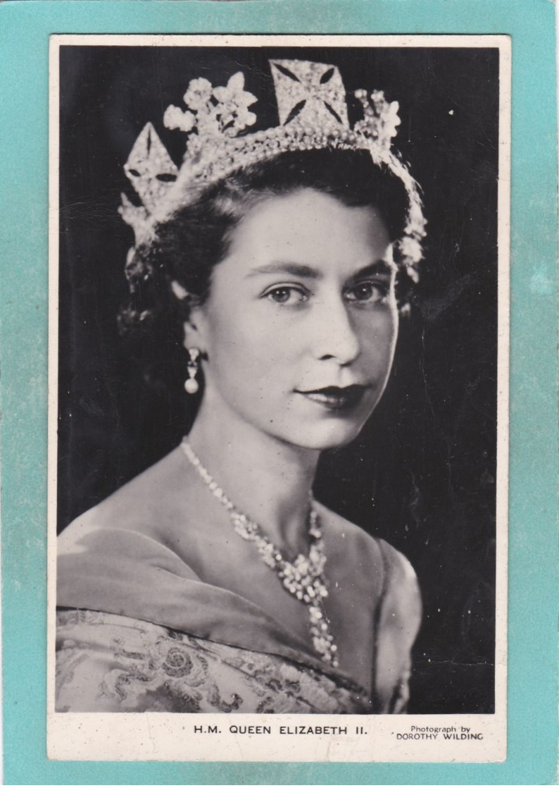 Small Post Card Of H.M. Queen Elizabeth Ll,England,N79. - Royal Families